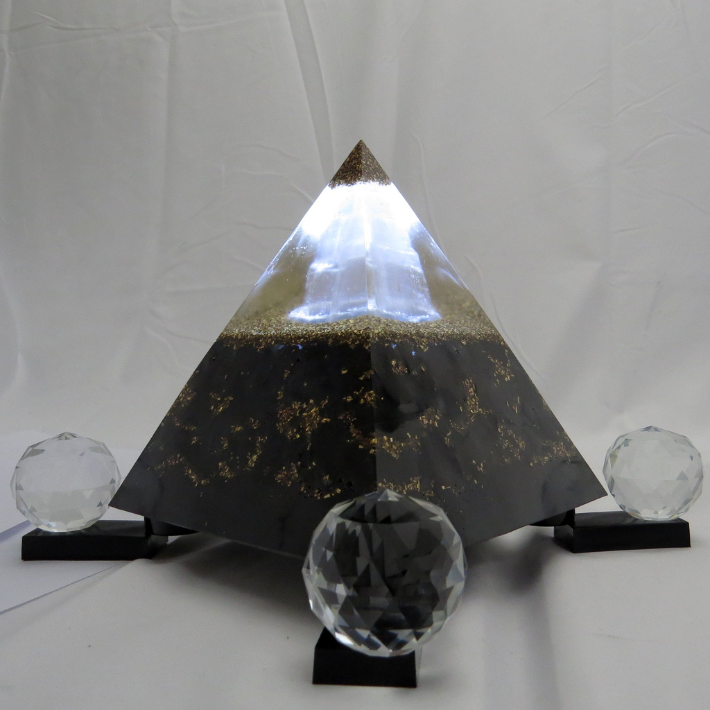 Canon d'énergie lumineuse 450m2 pyramide-Pierreprotection.fr