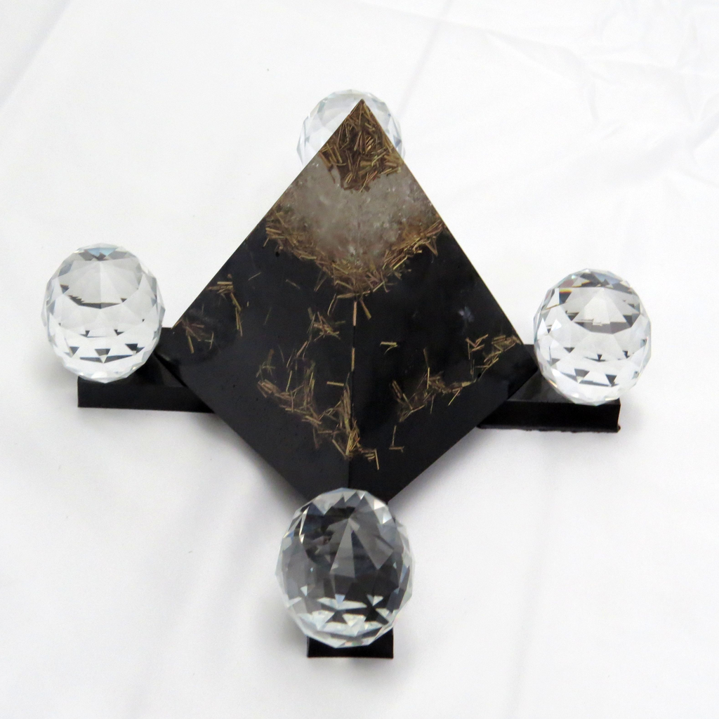 canon d'énergie de quartz 450m2. Pyramide de soin pour les thérapeutes